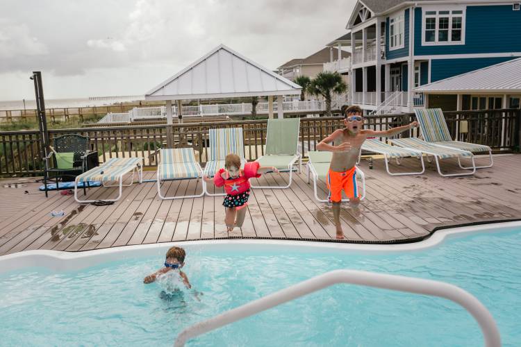 kids-swimming-in-pool