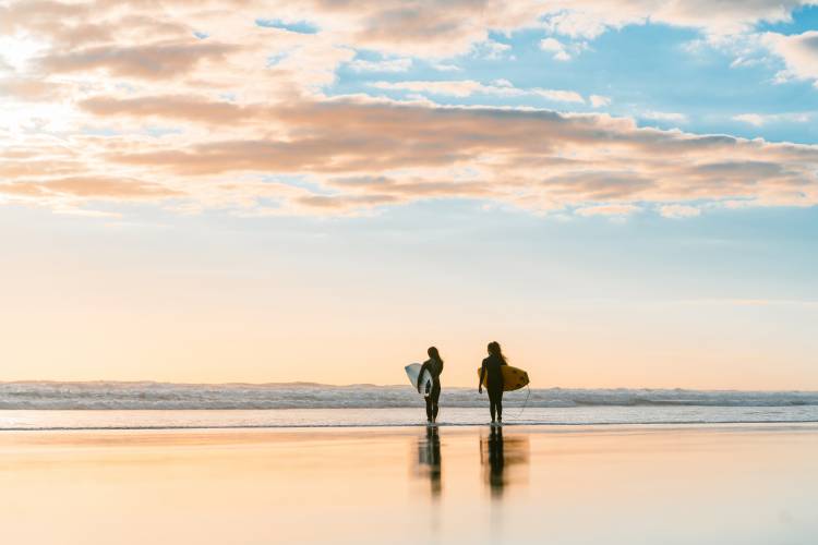 girls-surfing